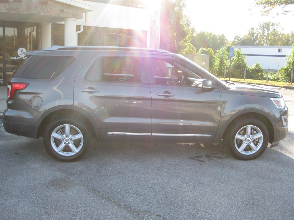 Used 2017 Ford Explorer XLT AWD/4WD image 9