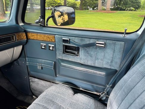 Used 1990 Chevrolet Suburban 2WD image 26
