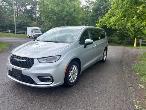 Used 2023 Chrysler Pacifica Touring-L FWD image 8