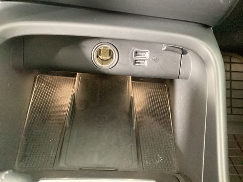 Used 2021 Volvo XC40 T5 Momentum w/ Premium Package image 27