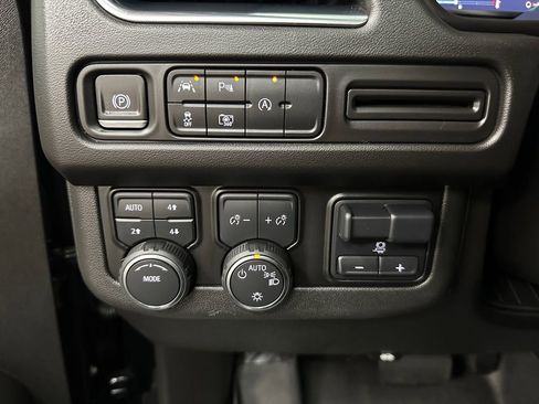 Used 2023 Chevrolet Suburban RST w/ Sport Performance Package AWD/4WD image 33