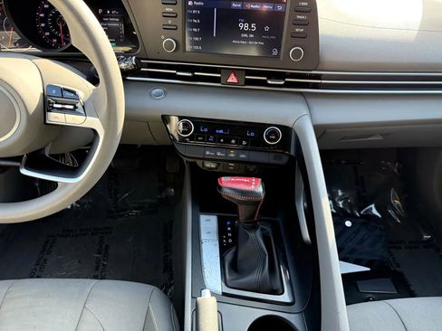 Used 2022 Hyundai Elantra SEL w/ Winter Weather Package FWD image 17