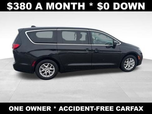Used 2024 Chrysler Pacifica Touring-L FWD image 6