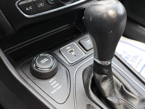 Used 2019 Jeep Cherokee High Altitude AWD/4WD image 19