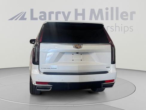 Used 2024 Cadillac Escalade Luxury AWD/4WD image 4