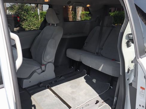 Used 2019 Toyota Sienna LE image 7