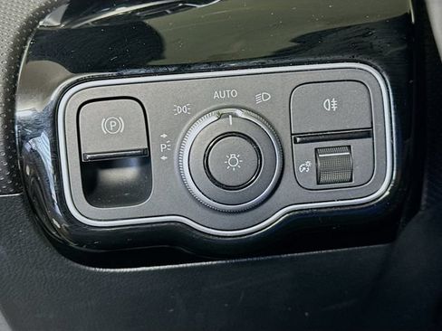 Used 2025 Mercedes-Benz CLA 250 image 11