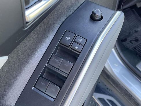 Used 2023 Toyota Highlander XLE image 6