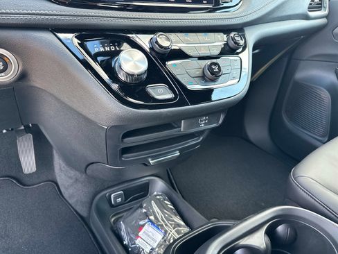 New 2026 Chrysler Pacifica Select w/ S Appearance Package image 25