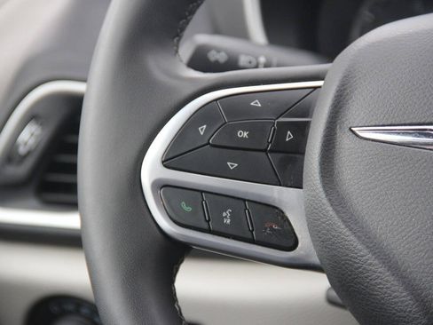 Used 2024 Chrysler Pacifica Touring-L FWD image 21