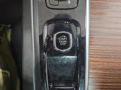 Used 2022 Volvo XC60 B5 Momentum image 13