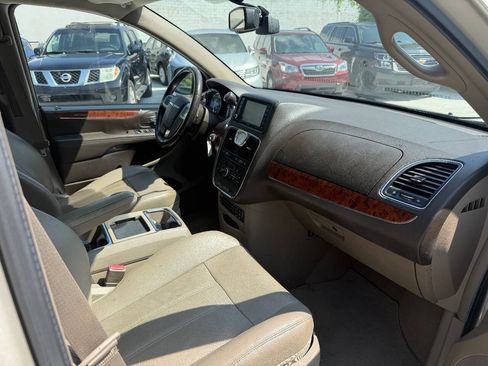 Used 2012 Chrysler Town & Country Touring-L w/ Entertainment Group #2 FWD image 15