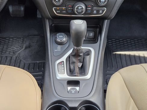 Used 2017 Jeep Cherokee Limited w/ Luxury Group AWD/4WD image 19
