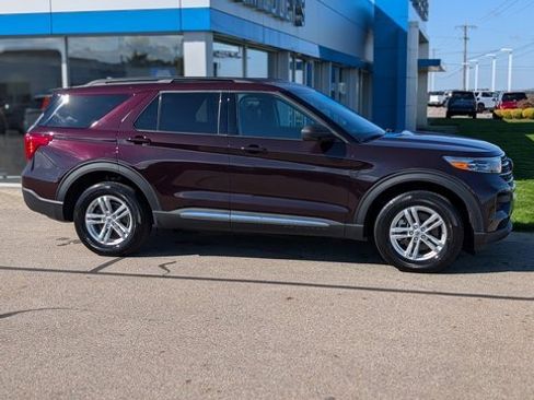 Used 2022 Ford Explorer XLT image 3