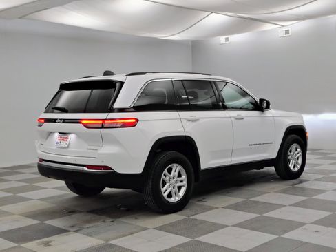 Used 2023 Jeep Grand Cherokee Laredo AWD/4WD image 9