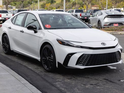 New 2026 Toyota Camry Hybrid FWD image 3