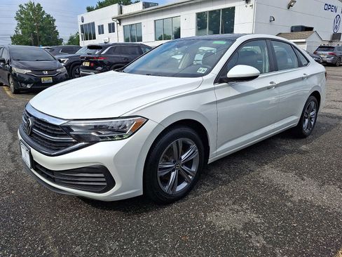 Used 2023 Volkswagen Jetta SE FWD image 3