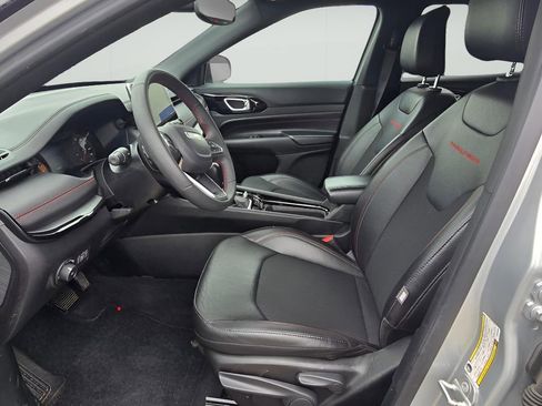 Used 2025 Jeep Compass Trailhawk image 9