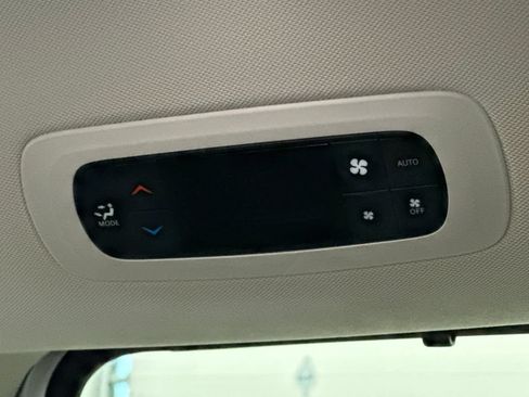 Used 2022 Chrysler Pacifica Touring-L FWD image 31