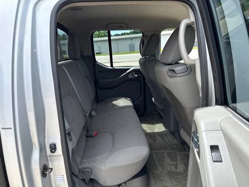Used 2014 Nissan Frontier SV w/ SV Value Truck Package AWD/4WD image 12
