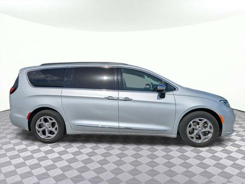 Used 2023 Chrysler Pacifica Limited image 2