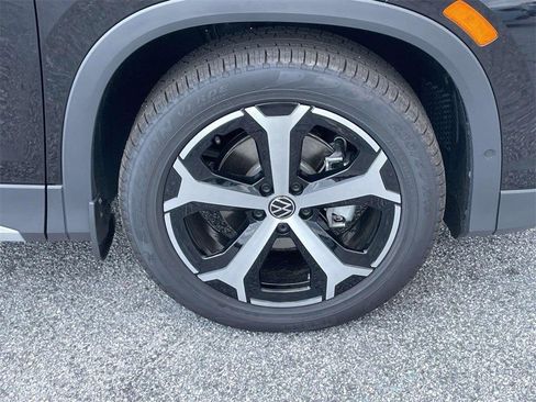 New 2025 Volkswagen Tiguan SE FWD image 12