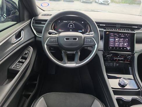 Used 2024 Jeep Grand Cherokee Altitude AWD/4WD image 10