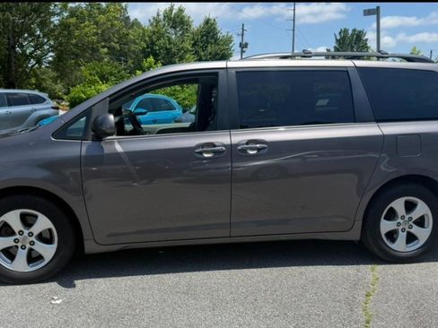 Used 2015 Toyota Sienna XLE FWD image 4