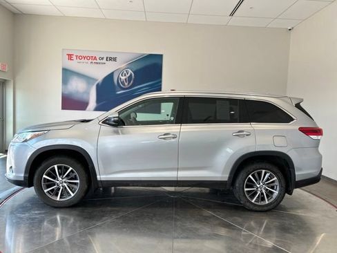 Used 2019 Toyota Highlander XLE AWD/4WD image 3
