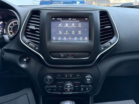 Used 2019 Jeep Cherokee Latitude Plus w/ Comfort/Convenience Group image 15