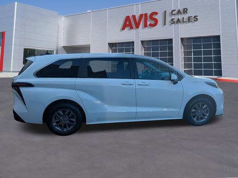 Used 2024 Toyota Sienna LE image 5
