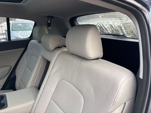 Used 2022 Kia Sportage EX w/ EX Technology Package image 24