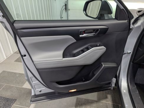 Used 2025 Toyota Highlander XLE image 15