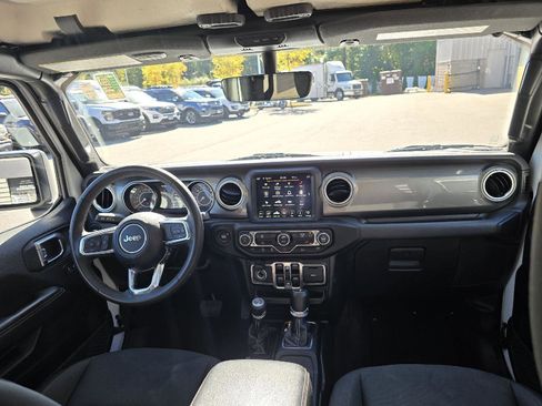Used 2023 Jeep Gladiator Overland AWD/4WD image 18