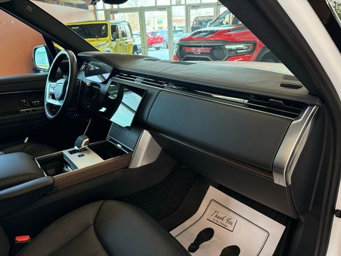 Used 2025 Land Rover Range Rover SE image 21