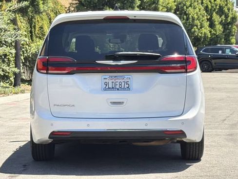 Used 2024 Chrysler Pacifica Touring-L FWD image 5