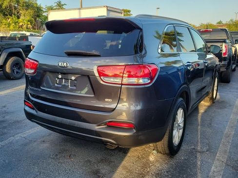 Used 2018 Kia Sorento FWD image 3