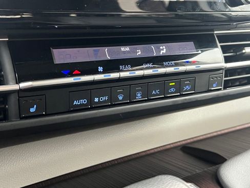 Used 2024 Toyota Sienna XLE image 31