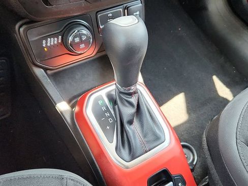 Used 2022 Jeep Renegade Trailhawk AWD/4WD image 9