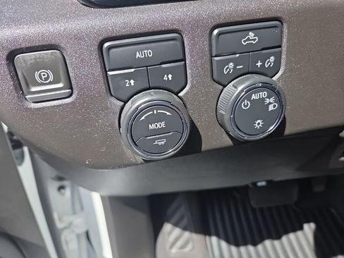 Used 2023 Chevrolet Silverado 1500 LT AWD/4WD image 15