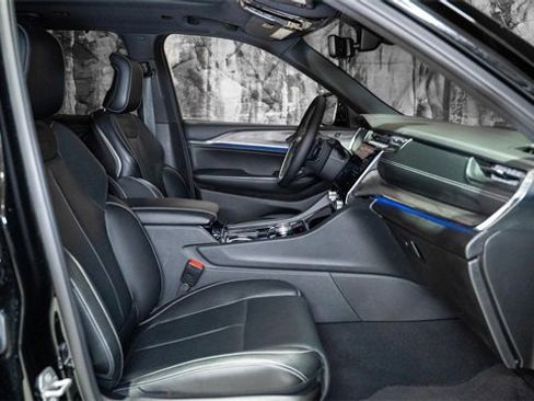 Used 2023 Jeep Grand Cherokee Overland w/ Luxury Tech Group IV image 7