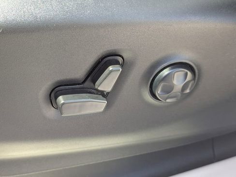Used 2023 Chrysler Voyager LX FWD image 27