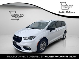 New 2026 Chrysler Pacifica Select video 1