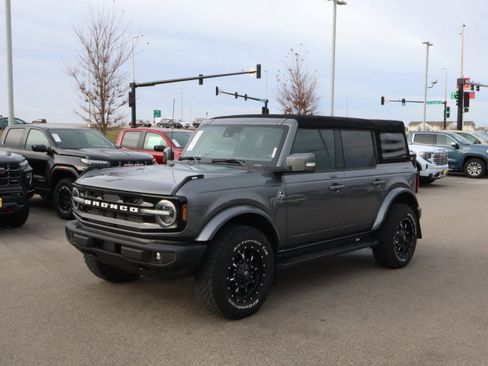 Used 2022 Ford Bronco Outer Banks image 3