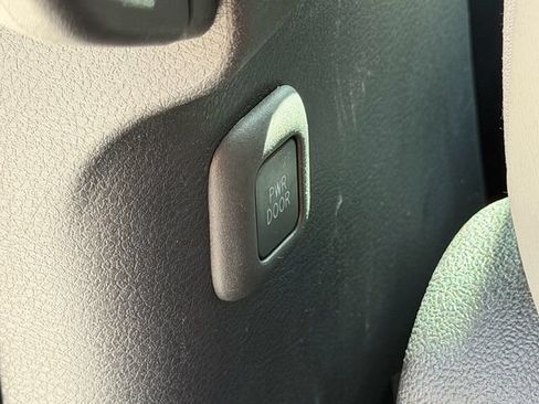 Used 2025 Toyota Sienna XLE FWD image 15
