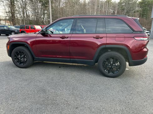 Used 2025 Jeep Grand Cherokee Laredo AWD/4WD image 7