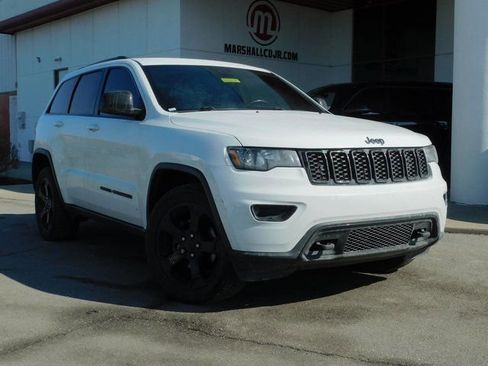 Used 2019 Jeep Grand Cherokee Laredo image 2