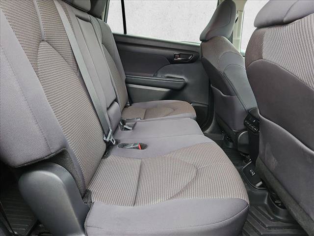 Used 2025 Toyota Highlander LE FWD image 21