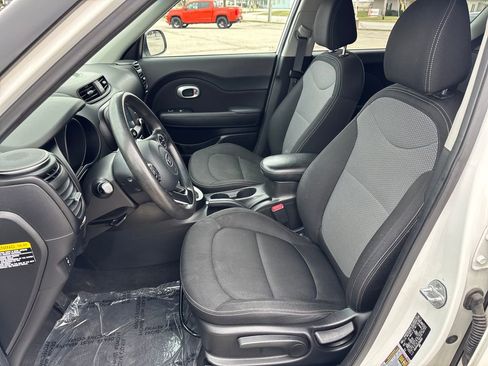 Used 2018 Kia Soul + image 10