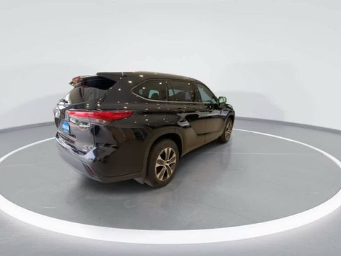 Used 2022 Toyota Highlander XLE AWD/4WD image 8